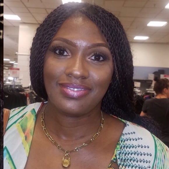 Meet your Posher, Danielle - Picture 2 of 4